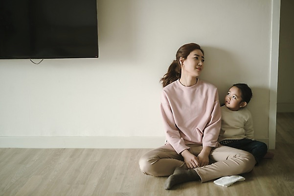 포토 JPG 전신 응시 여자 딸 어린이 거실 모녀 엄마 실내 피곤 앉기 성인 두명 앞모습 30대 텔레비전 기댐 한국인 육아 워킹맘 여자만 싱글맘 국내포토 시선 뷰포인트 컨셉 가족 모션 사람 동양인 내부 장년 전자제품 비즈니스우먼 파일형식