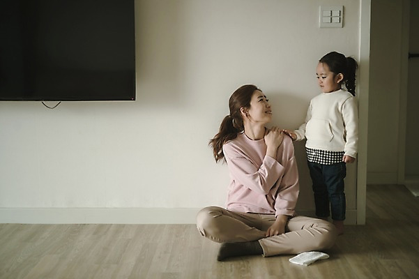 포토 JPG 전신 여자 딸 어린이 거실 모녀 엄마 실내 서기 미소 앉기 성인 두명 앞모습 30대 텔레비전 기댐 한국인 육아 워킹맘 여자만 싱글맘 국내포토 뷰포인트 가족 모션 표정 사람 동양인 내부 장년 전자제품 비즈니스우먼 파일형식