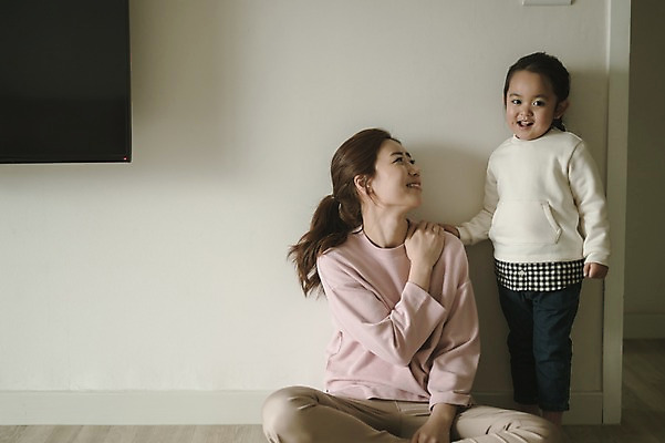 포토 JPG 전신 여자 딸 어린이 거실 모녀 엄마 실내 서기 미소 앉기 성인 두명 앞모습 30대 텔레비전 기댐 한국인 육아 워킹맘 여자만 싱글맘 국내포토 뷰포인트 가족 모션 표정 사람 동양인 내부 장년 전자제품 비즈니스우먼 파일형식