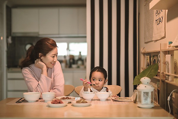 포토 JPG 응시 여자 딸 어린이 식탁 모녀 엄마 반찬 실내 미소 앉기 상반신 성인 두명 앞모습 30대 식사 한국인 육아 워킹맘 여자만 싱글맘 국내포토 시선 음식 뷰포인트 가족 모션 탁자 표정 사람 동양인 내부 장년 비즈니스우먼 파일형식