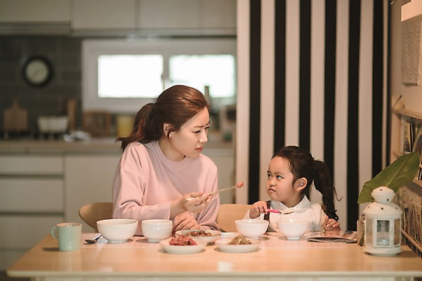 포토 JPG 여자 딸 어린이 식탁 모녀 엄마 반찬 실내 앉기 상반신 성인 두명 앞모습 30대 마주보기 식사 한국인 육아 워킹맘 반찬투정 여자만 싱글맘 국내포토 음식 뷰포인트 가족 모션 탁자 사람 동양인 내부 장년 비즈니스우먼 파일형식