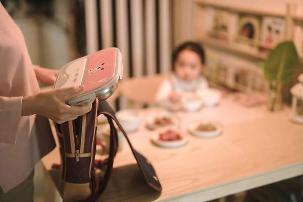 포토 JPG 여자 딸 어린이 식탁 모녀 엄마 실내 서기 앉기 상반신 성인 두명 앞모습 옆모습 아웃포커스 30대 한국인 육아 도시락 워킹맘 유치원가방 준비물 여자만 싱글맘 국내포토 음식 뷰포인트 가방 가족 모션 탁자 촬영기법 사람 동양인 내부 장년 비즈니스우먼 파일형식