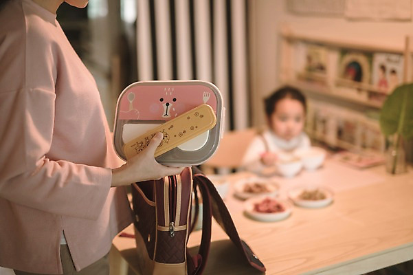 포토 JPG 여자 딸 어린이 식탁 모녀 엄마 실내 서기 앉기 상반신 성인 두명 앞모습 옆모습 아웃포커스 30대 한국인 육아 도시락 워킹맘 유치원가방 준비물 여자만 싱글맘 국내포토 음식 뷰포인트 가방 가족 모션 탁자 촬영기법 사람 동양인 내부 장년 비즈니스우먼 파일형식