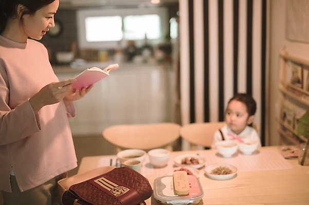 포토 JPG 여자 딸 어린이 식탁 모녀 엄마 실내 서기 들기 앉기 상반신 성인 두명 앞모습 옆모습 아웃포커스 30대 한국인 육아 워킹맘 알림장 여자만 싱글맘 국내포토 뷰포인트 가족 모션 탁자 촬영기법 사람 동양인 내부 장년 비즈니스우먼 파일형식