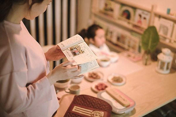 포토 JPG 응시 여자 딸 어린이 식탁 모녀 엄마 실내 서기 들기 앉기 상반신 성인 두명 앞모습 옆모습 아웃포커스 30대 한국인 육아 워킹맘 알림장 여자만 싱글맘 국내포토 시선 뷰포인트 가족 모션 탁자 촬영기법 사람 동양인 내부 장년 비즈니스우먼 파일형식
