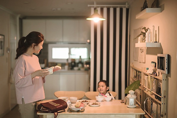 포토 JPG 여자 딸 어린이 식탁 모녀 엄마 실내 서기 미소 들기 앉기 상반신 성인 두명 앞모습 옆모습 아웃포커스 30대 한국인 육아 워킹맘 알림장 여자만 싱글맘 국내포토 뷰포인트 가족 모션 탁자 촬영기법 표정 사람 동양인 내부 장년 비즈니스우먼 파일형식