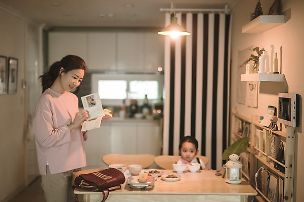 포토 JPG 여자 딸 어린이 식탁 모녀 엄마 실내 서기 들기 앉기 상반신 성인 두명 앞모습 옆모습 아웃포커스 30대 한국인 육아 워킹맘 알림장 여자만 싱글맘 국내포토 뷰포인트 가족 모션 탁자 촬영기법 사람 동양인 내부 장년 비즈니스우먼 파일형식