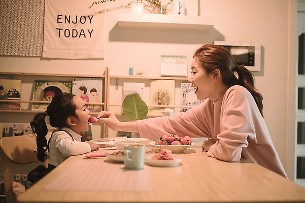 포토 JPG 여자 딸 어린이 식탁 딸기 모녀 엄마 실내 미소 앉기 상반신 성인 두명 옆모습 30대 마주보기 한국인 육아 먹여주기 워킹맘 여자만 싱글맘 국내포토 뷰포인트 과일 가족 모션 탁자 표정 사람 동양인 내부 장년 비즈니스우먼 먹기 파일형식