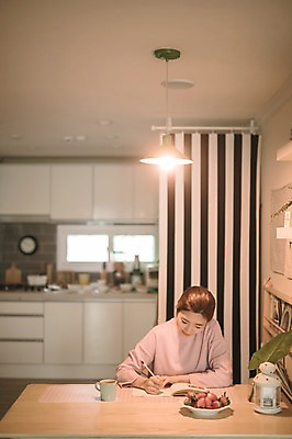 포토 JPG 응시 여자 식탁 엄마 실내 한명 앉기 상반신 성인 앞모습 30대 한국인 기록 육아일기 성인여자한명만 국내포토 1 시선 뷰포인트 가족 모션 탁자 사람 동양인 내부 장년 육아 여자한명만 성인여자만 파일형식