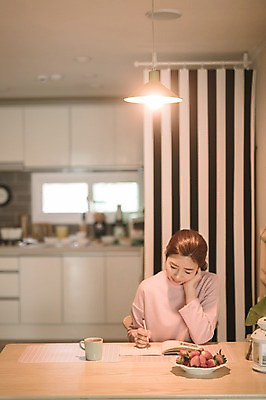 포토 JPG 응시 여자 생각 식탁 엄마 실내 한명 앉기 상반신 성인 앞모습 30대 턱괴기 한국인 육아일기 성인여자한명만 국내포토 1 시선 뷰포인트 가족 모션 탁자 사람 동양인 내부 장년 육아 여자한명만 성인여자만 파일형식