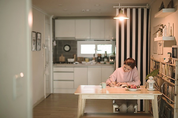 포토 JPG 여자 식탁 엄마 실내 한명 앉기 상반신 성인 앞모습 30대 한국인 기록 육아일기 성인여자한명만 국내포토 1 뷰포인트 가족 모션 탁자 사람 동양인 내부 장년 육아 여자한명만 성인여자만 파일형식