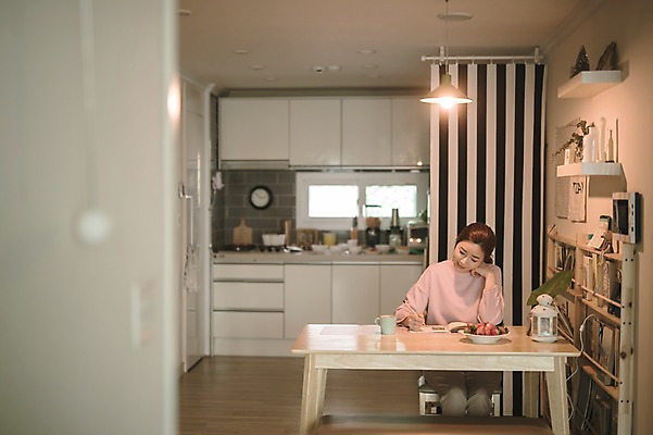 포토 JPG 여자 식탁 엄마 실내 한명 앉기 상반신 성인 앞모습 30대 턱괴기 한국인 기록 육아일기 성인여자한명만 국내포토 1 뷰포인트 가족 모션 탁자 사람 동양인 내부 장년 육아 여자한명만 성인여자만 파일형식