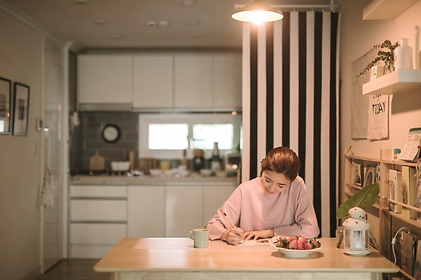 포토 JPG 여자 식탁 엄마 실내 한명 미소 앉기 상반신 성인 앞모습 30대 한국인 기록 육아일기 성인여자한명만 국내포토 1 뷰포인트 가족 모션 탁자 표정 사람 동양인 내부 장년 육아 여자한명만 성인여자만 파일형식