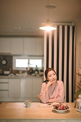 포토 JPG 여자 생각 식탁 엄마 실내 한명 앉기 상반신 성인 앞모습 30대 턱괴기 한국인 육아일기 성인여자한명만 국내포토 1 뷰포인트 가족 모션 탁자 사람 동양인 내부 장년 육아 여자한명만 성인여자만 파일형식