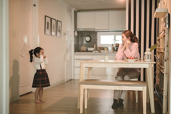 포토 JPG 전신 여자 딸 어린이 식탁 모녀 엄마 실내 서기 앉기 성인 두명 앞모습 옆모습 30대 귀여움 한국인 육아 워킹맘 애교 여자만 싱글맘 국내포토 뷰포인트 컨셉 가족 모션 탁자 사람 동양인 내부 장년 비즈니스우먼 파일형식