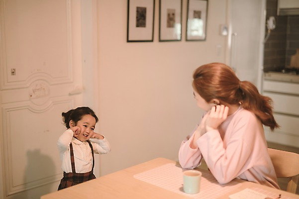 포토 JPG 여자 딸 어린이 식탁 모녀 엄마 실내 서기 앉기 상반신 성인 두명 앞모습 옆모습 30대 귀여움 한국인 육아 워킹맘 애교 여자만 싱글맘 국내포토 뷰포인트 컨셉 가족 모션 탁자 사람 동양인 내부 장년 비즈니스우먼 파일형식