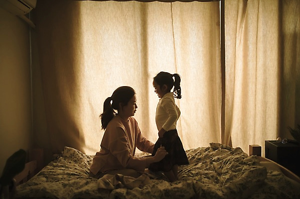 포토 JPG 전신 여자 딸 어린이 모녀 엄마 탈의 실내 서기 앉기 성인 두명 옆모습 30대 침실 한국인 육아 침대 워킹맘 여자만 싱글맘 국내포토 뷰포인트 가구 가족 모션 사람 동양인 내부 장년 비즈니스우먼 파일형식