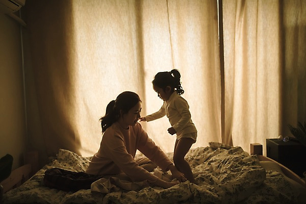 포토 JPG 전신 여자 딸 어린이 모녀 엄마 탈의 실내 서기 앉기 성인 두명 옆모습 30대 침실 한국인 육아 침대 워킹맘 여자만 싱글맘 국내포토 뷰포인트 가구 가족 모션 사람 동양인 내부 장년 비즈니스우먼 파일형식