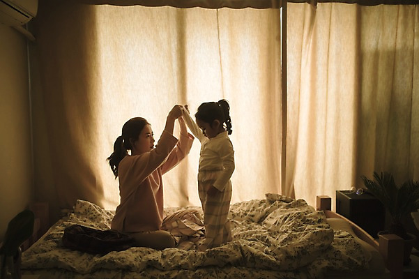 포토 JPG 전신 여자 딸 어린이 모녀 엄마 탈의 실내 서기 앉기 성인 두명 옆모습 30대 침실 한국인 육아 침대 워킹맘 여자만 싱글맘 국내포토 뷰포인트 가구 가족 모션 사람 동양인 내부 장년 비즈니스우먼 파일형식