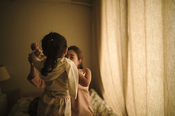 포토 JPG 여자 딸 어린이 모녀 엄마 탈의 실내 앉기 상반신 성인 두명 앞모습 뒷모습 30대 침실 한국인 육아 침대 워킹맘 여자만 싱글맘 국내포토 뷰포인트 가구 가족 모션 사람 동양인 내부 장년 비즈니스우먼 파일형식