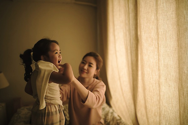 포토 JPG 여자 딸 어린이 모녀 엄마 탈의 실내 앉기 성인 두명 앞모습 옆모습 30대 침실 한국인 육아 침대 워킹맘 여자만 싱글맘 국내포토 뷰포인트 가구 가족 모션 사람 동양인 내부 장년 비즈니스우먼 파일형식 생활용품 비즈니스 관계 인종 직장인 직업 오브젝트