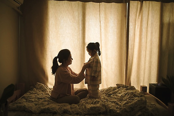 포토 JPG 전신 여자 딸 어린이 모녀 엄마 실내 서기 앉기 성인 두명 옆모습 30대 침실 한국인 육아 침대 옷입기 워킹맘 여자만 싱글맘 국내포토 뷰포인트 가구 가족 모션 사람 동양인 내부 장년 비즈니스우먼 파일형식