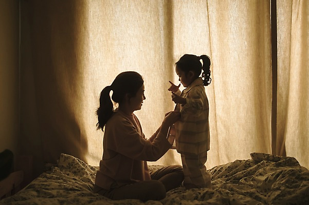 포토 JPG 전신 여자 딸 어린이 모녀 엄마 실내 서기 앉기 성인 두명 옆모습 30대 침실 한국인 육아 침대 옷입기 워킹맘 여자만 싱글맘 국내포토 뷰포인트 가구 가족 모션 사람 동양인 내부 장년 비즈니스우먼 파일형식