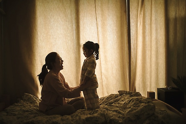 포토 JPG 전신 여자 딸 어린이 모녀 엄마 실내 서기 앉기 성인 두명 옆모습 30대 침실 한국인 육아 침대 옷입기 워킹맘 여자만 싱글맘 국내포토 뷰포인트 가구 가족 모션 사람 동양인 내부 장년 비즈니스우먼 파일형식