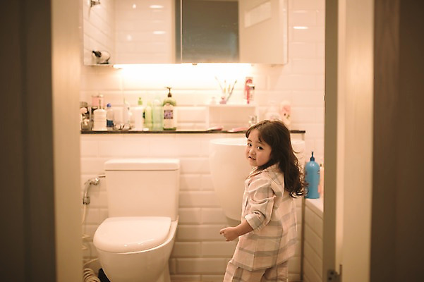 포토 JPG 응시 여자 딸 어린이 실내 한명 서기 상반신 옆모습 잠옷 한국인 욕실 뒤돌아보기 화장실 변기 소녀한명만 국내포토 1 시선 옷 뷰포인트 가족 모션 사람 동양인 내부 여자한명만 소녀만 파일형식