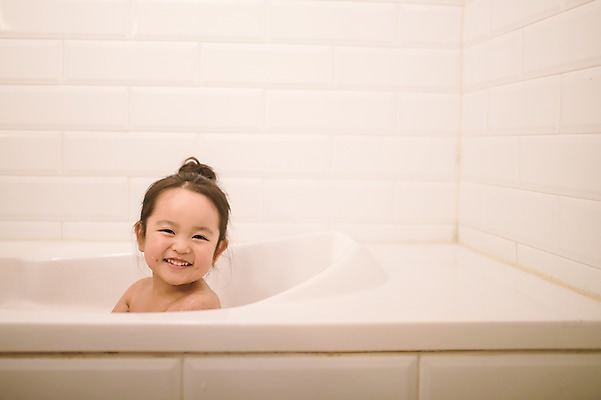 포토 JPG 여자 딸 어린이 욕조 실내 한명 미소 웃음 앉기 상반신 옆모습 목욕 한국인 욕실 즐거움 소녀한명만 국내포토 1 감정 뷰포인트 가족 모션 표정 사람 동양인 내부 청결 여자한명만 소녀만 파일형식