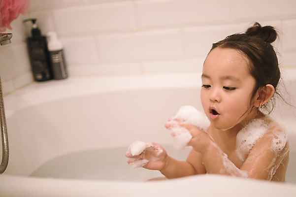 포토 JPG 여자 딸 어린이 욕조 실내 한명 앉기 상반신 옆모습 목욕 거품 한국인 욕실 불기 즐거움 소녀한명만 국내포토 1 감정 뷰포인트 가족 모션 사람 동양인 내부 청결 여자한명만 소녀만 파일형식