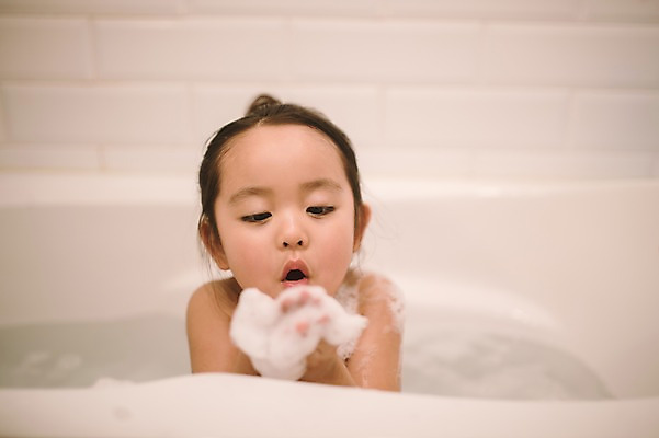 포토 JPG 응시 여자 딸 어린이 욕조 실내 한명 앉기 손짓 상반신 앞모습 목욕 거품 한국인 욕실 불기 소녀한명만 국내포토 1 시선 뷰포인트 가족 모션 사람 동양인 내부 청결 여자한명만 소녀만 파일형식