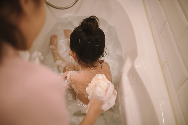 포토 JPG 전신 여자 딸 어린이 모녀 엄마 욕조 실내 상반신 성인 두명 뒷모습 아웃포커스 30대 목욕 거품 한국인 육아 욕실 워킹맘 여자만 싱글맘 국내포토 뷰포인트 가족 촬영기법 사람 동양인 내부 장년 청결 비즈니스우먼 파일형식