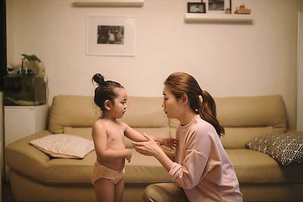 포토 JPG 여자 딸 어린이 거실 모녀 엄마 실내 상반신 성인 두명 옆모습 30대 소파 목욕 만지기 한국인 육아 바르기 워킹맘 바디로션 여자만 싱글맘 국내포토 뷰포인트 의자 가족 모션 사람 동양인 내부 장년 청결 비즈니스우먼 파일형식