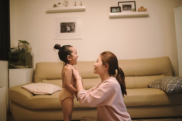 포토 JPG 여자 딸 어린이 거실 모녀 엄마 실내 서기 앉기 상반신 성인 두명 옆모습 30대 소파 목욕 만지기 한국인 육아 바르기 로션 워킹맘 바디로션 여자만 싱글맘 국내포토 뷰포인트 의자 가족 모션 사람 동양인 내부 장년 청결 화장품 비즈니스우먼 파일형식