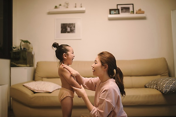 포토 JPG 여자 딸 어린이 거실 모녀 엄마 실내 서기 앉기 상반신 성인 두명 옆모습 30대 소파 목욕 만지기 한국인 육아 바르기 로션 워킹맘 바디로션 여자만 싱글맘 국내포토 뷰포인트 의자 가족 모션 사람 동양인 내부 장년 청결 화장품 비즈니스우먼 파일형식