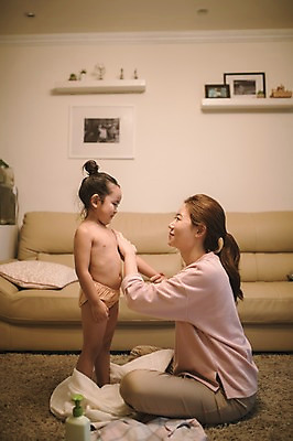 포토 JPG 전신 여자 딸 어린이 거실 모녀 엄마 실내 서기 앉기 성인 두명 옆모습 30대 소파 목욕 한국인 육아 로션 워킹맘 바디로션 여자만 싱글맘 국내포토 뷰포인트 의자 가족 모션 사람 동양인 내부 장년 청결 화장품 비즈니스우먼 파일형식