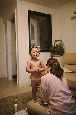 포토 JPG 전신 여자 딸 어린이 거실 모녀 엄마 실내 서기 앉기 성인 두명 앞모습 뒷모습 30대 소파 목욕 한국인 육아 로션 워킹맘 바디로션 여자만 싱글맘 국내포토 뷰포인트 의자 가족 모션 사람 동양인 내부 장년 청결 화장품 비즈니스우먼 파일형식