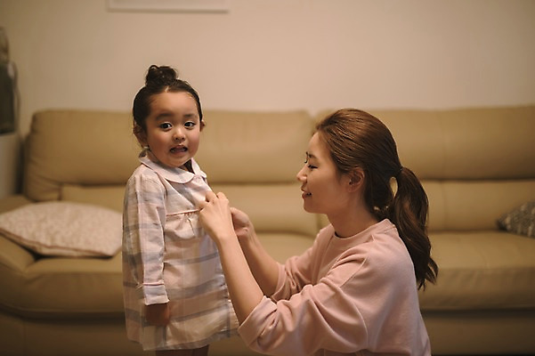 포토 JPG 여자 딸 어린이 거실 모녀 엄마 실내 서기 앉기 상반신 성인 두명 옆모습 30대 소파 다정 잠옷 한국인 육아 워킹맘 여자만 싱글맘 국내포토 옷 뷰포인트 컨셉 의자 가족 모션 사람 동양인 내부 장년 비즈니스우먼 파일형식