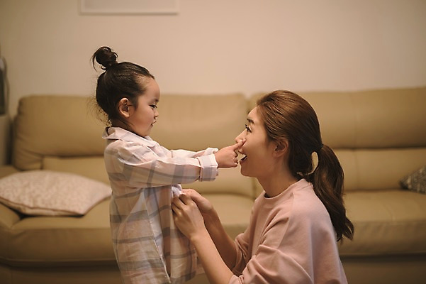 포토 JPG 여자 딸 어린이 거실 모녀 엄마 실내 서기 앉기 상반신 성인 두명 옆모습 30대 소파 다정 잠옷 만지기 한국인 육아 워킹맘 여자만 싱글맘 국내포토 옷 뷰포인트 컨셉 의자 가족 모션 사람 동양인 내부 장년 비즈니스우먼 파일형식