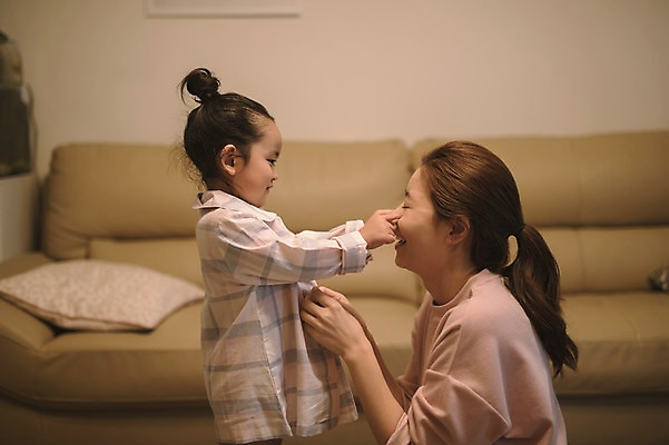 포토 JPG 여자 딸 어린이 거실 모녀 엄마 실내 서기 앉기 상반신 성인 두명 옆모습 30대 소파 다정 잠옷 만지기 한국인 육아 워킹맘 여자만 싱글맘 국내포토 옷 뷰포인트 컨셉 의자 가족 모션 사람 동양인 내부 장년 비즈니스우먼 파일형식
