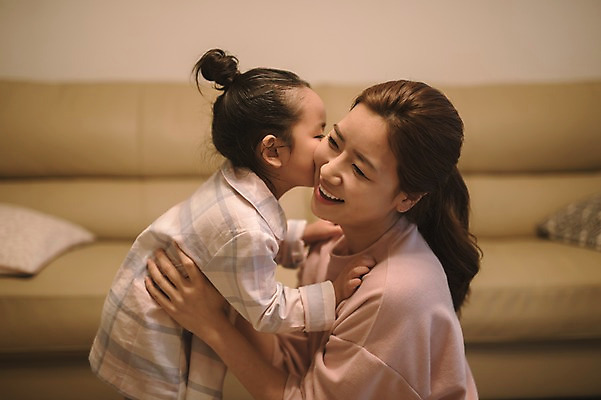 포토 JPG 여자 딸 어린이 거실 모녀 엄마 키스 실내 서기 앉기 상반신 성인 두명 옆모습 30대 소파 다정 잠옷 한국인 육아 워킹맘 여자만 싱글맘 국내포토 옷 뷰포인트 컨셉 의자 가족 모션 사람 동양인 내부 장년 비즈니스우먼 애정표현 파일형식