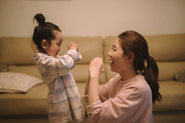 포토 JPG 여자 딸 어린이 거실 모녀 엄마 실내 서기 앉기 상반신 성인 두명 옆모습 30대 소파 잠옷 한국인 육아 즐거움 워킹맘 손하트 여자만 싱글맘 국내포토 옷 감정 뷰포인트 의자 가족 모션 사람 동양인 손짓 내부 장년 비즈니스우먼 파일형식