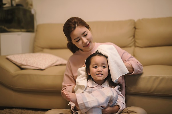 포토 JPG 여자 딸 어린이 거실 모녀 엄마 실내 앉기 상반신 성인 두명 앞모습 30대 소파 수건 목욕 한국인 육아 닦기 워킹맘 여자만 싱글맘 국내포토 뷰포인트 의자 가족 모션 사람 동양인 내부 장년 위생용품 청결 비즈니스우먼 파일형식