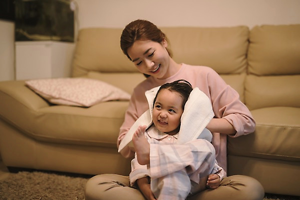 포토 JPG 여자 딸 어린이 거실 모녀 엄마 실내 앉기 상반신 성인 두명 앞모습 30대 소파 수건 목욕 한국인 육아 닦기 워킹맘 여자만 싱글맘 국내포토 뷰포인트 의자 가족 모션 사람 동양인 내부 장년 위생용품 청결 비즈니스우먼 파일형식