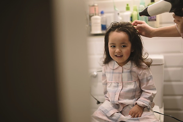 포토 JPG 손 여자 딸 어린이 모녀 엄마 실내 서기 들기 앉기 손짓 상반신 성인 두명 앞모습 30대 한국인 육아 욕실 드라이어 변기 워킹맘 머리말리기 여자만 싱글맘 국내포토 뷰포인트 가족 모션 사람 동양인 내부 신체부위 장년 미용용품 비즈니스우먼 파일형식