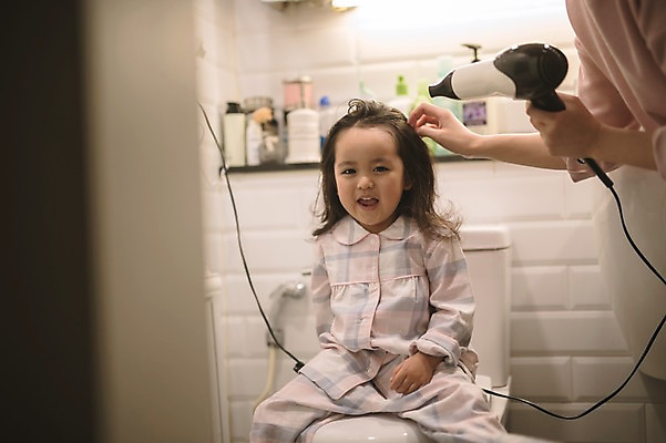 포토 JPG 손 여자 딸 어린이 모녀 엄마 실내 서기 들기 앉기 손짓 상반신 성인 두명 앞모습 옆모습 30대 한국인 육아 욕실 드라이어 변기 워킹맘 머리말리기 여자만 싱글맘 국내포토 뷰포인트 가족 모션 사람 동양인 내부 신체부위 장년 미용용품 비즈니스우먼 파일형식