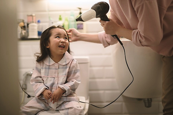 포토 JPG 여자 딸 어린이 모녀 엄마 실내 서기 웃음 들기 앉기 손짓 상반신 성인 두명 앞모습 옆모습 30대 한국인 육아 욕실 드라이어 워킹맘 머리말리기 여자만 싱글맘 국내포토 뷰포인트 가족 모션 표정 사람 동양인 내부 장년 미용용품 비즈니스우먼 파일형식