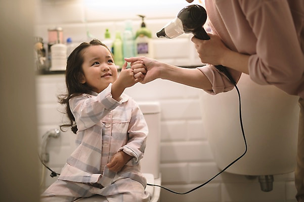 포토 JPG 여자 딸 어린이 모녀 엄마 실내 서기 들기 앉기 손짓 상반신 성인 두명 앞모습 옆모습 30대 한국인 육아 욕실 드라이어 약속 워킹맘 머리말리기 여자만 싱글맘 국내포토 뷰포인트 가족 모션 사람 동양인 내부 장년 미용용품 비즈니스우먼 파일형식