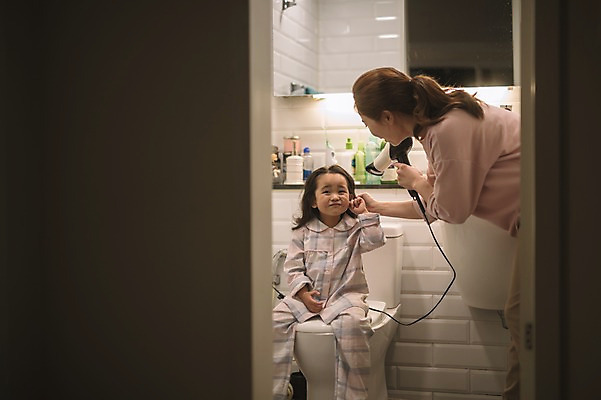 포토 JPG 여자 딸 어린이 모녀 엄마 실내 서기 들기 앉기 손짓 상반신 성인 두명 앞모습 옆모습 30대 한국인 육아 욕실 드라이어 변기 워킹맘 머리말리기 여자만 싱글맘 국내포토 뷰포인트 가족 모션 사람 동양인 내부 장년 미용용품 비즈니스우먼 파일형식